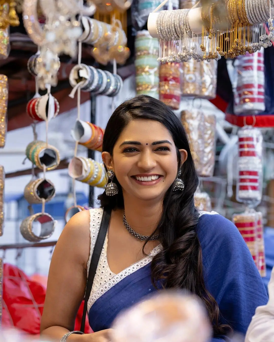 ZEE TV ACTRESS NISARGA GOWDA IN BLUE SAREE SLEEVELESS WHITE BLOUSE 20